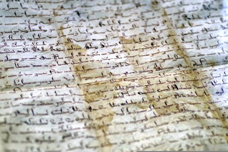 Association des Archives de Martigny : dévoilent un parchemin de 1399